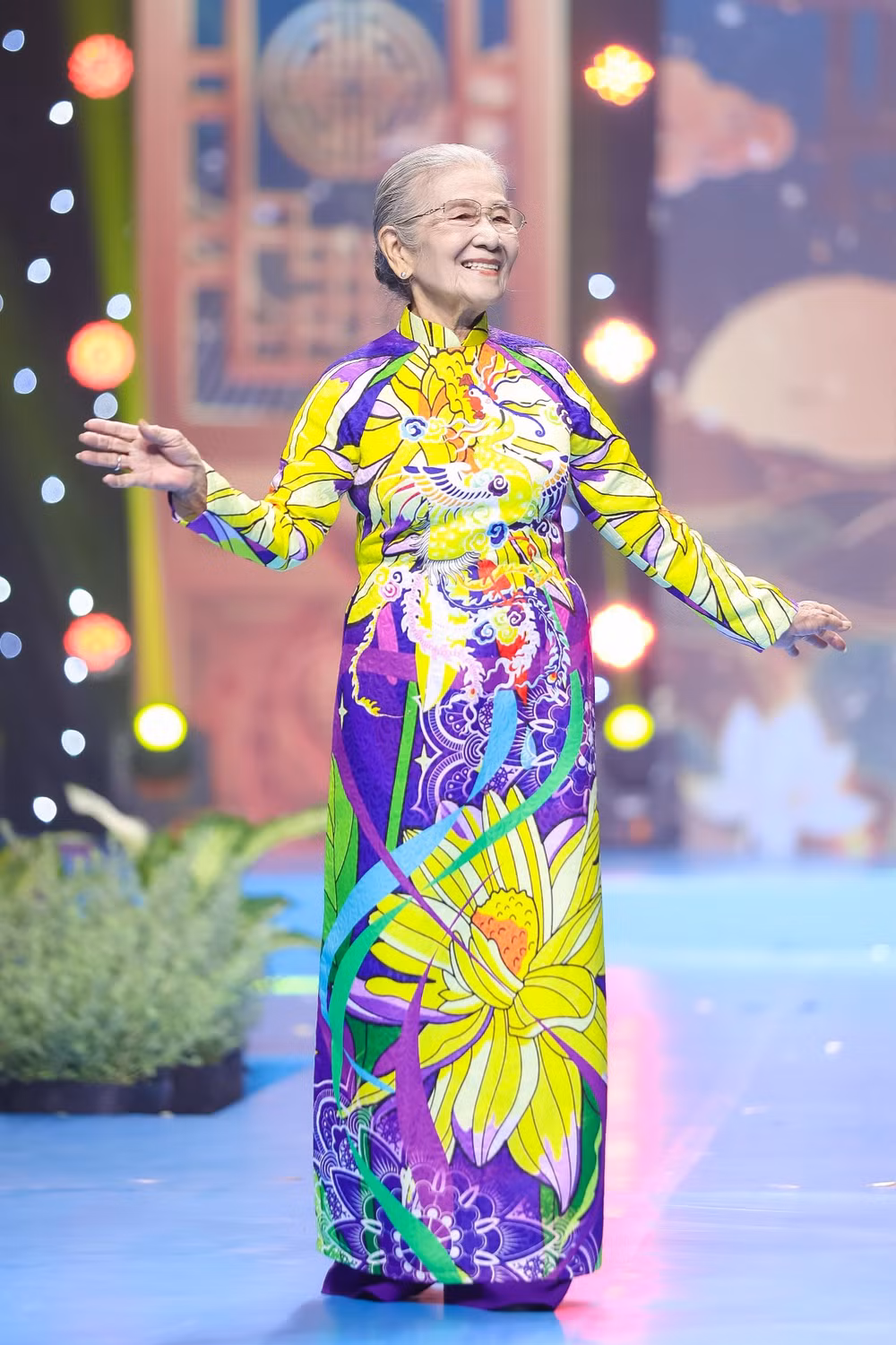 Những đóa hoa rực rỡ trong show thời trang “Lụa nối miền di sản” ảnh 6