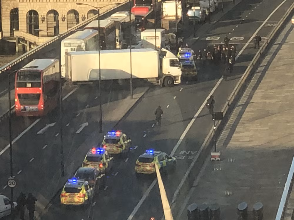 Tấn công bằng dao trên Cầu London, cảnh sát bắn một nghi phạm ảnh 1