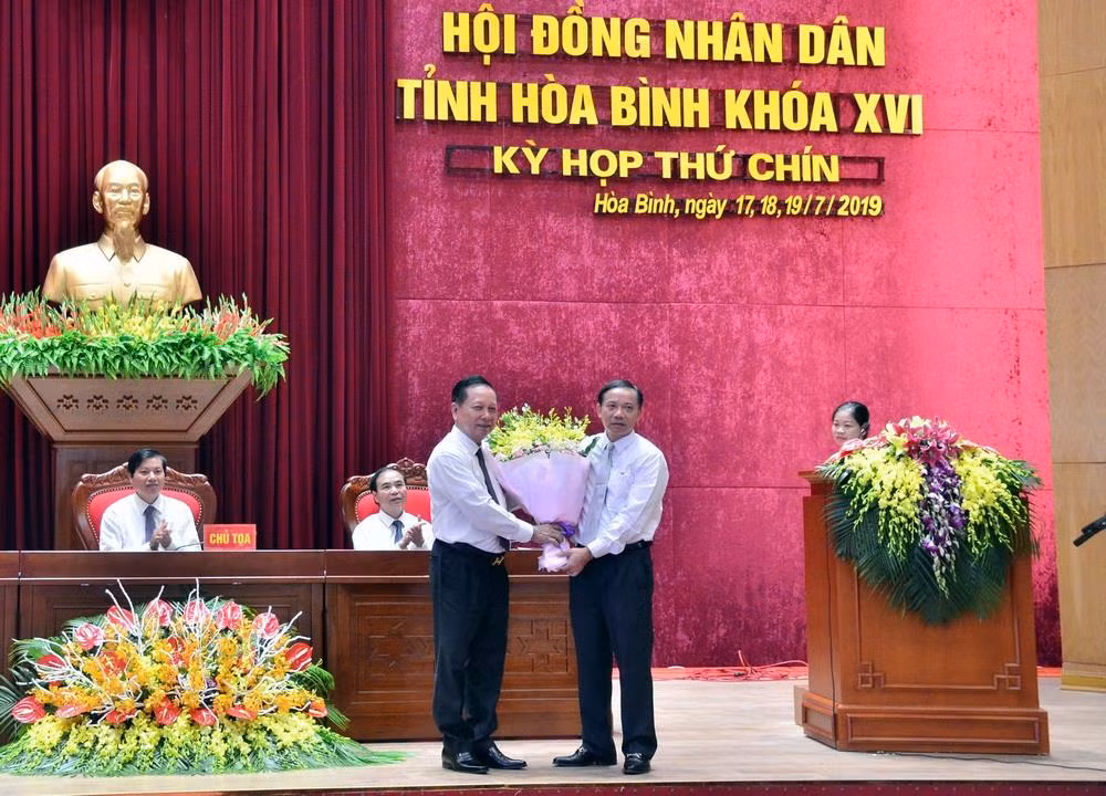 Phê chuẩn kết quả bầu lãnh đạo UBND tỉnh Hòa Bình và Lai Châu ảnh 1