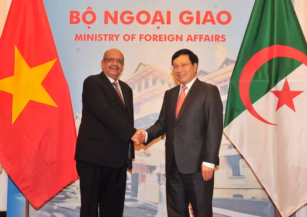 Phó Thủ tướng Phạm Bình Minh hội đàm với Bộ trưởng Ngoại giao Algeria ảnh 1