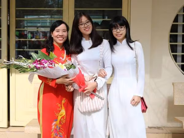 Thầy và trò rạng rỡ trong Ngày hiến chương các Nhà giáo Việt Nam ảnh 5