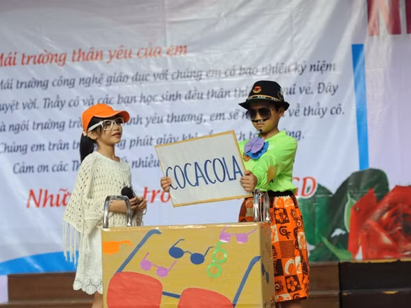 Thầy và trò rạng rỡ trong Ngày hiến chương các Nhà giáo Việt Nam ảnh 3