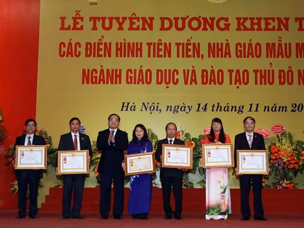 Hà Nội tuyên dương 700 nhà giáo tiêu biểu, mẫu mực năm 2016 ảnh 1