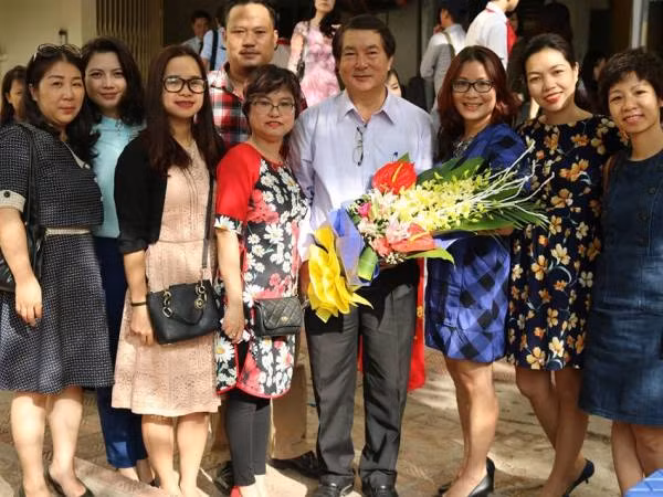 Thầy và trò rạng rỡ trong Ngày hiến chương các Nhà giáo Việt Nam ảnh 9