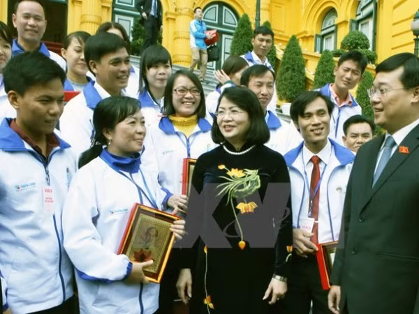 Vinh danh 42 thầy cô giáo công tác tại các vùng biển đảo khó khăn ảnh 1