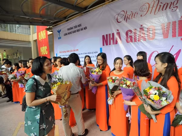 Thầy và trò rạng rỡ trong Ngày hiến chương các Nhà giáo Việt Nam ảnh 6