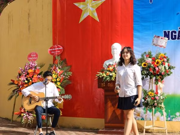 Thầy và trò rạng rỡ trong Ngày hiến chương các Nhà giáo Việt Nam ảnh 4