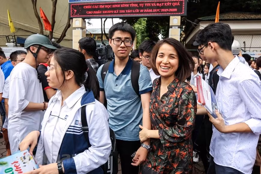 Hà Nội: Thí sinh hớn hở vì đề thi Lịch sử và Ngoại ngữ không khó ảnh 1