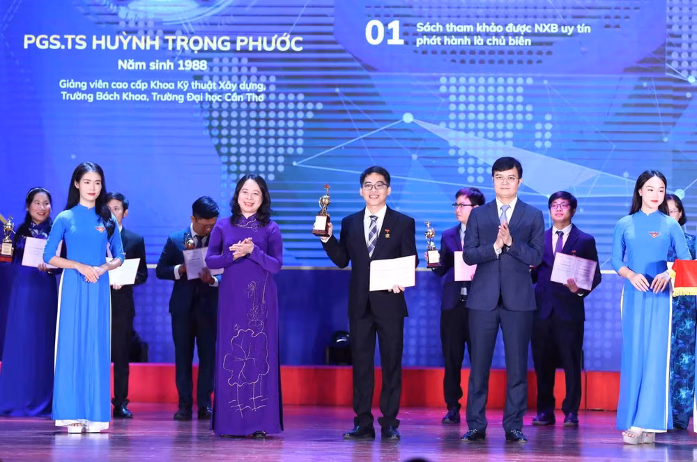 Phó Chủ tịch nước dự Lễ Kỷ niệm 20 năm Giải thưởng KHCN Quả cầu Vàng ảnh 3