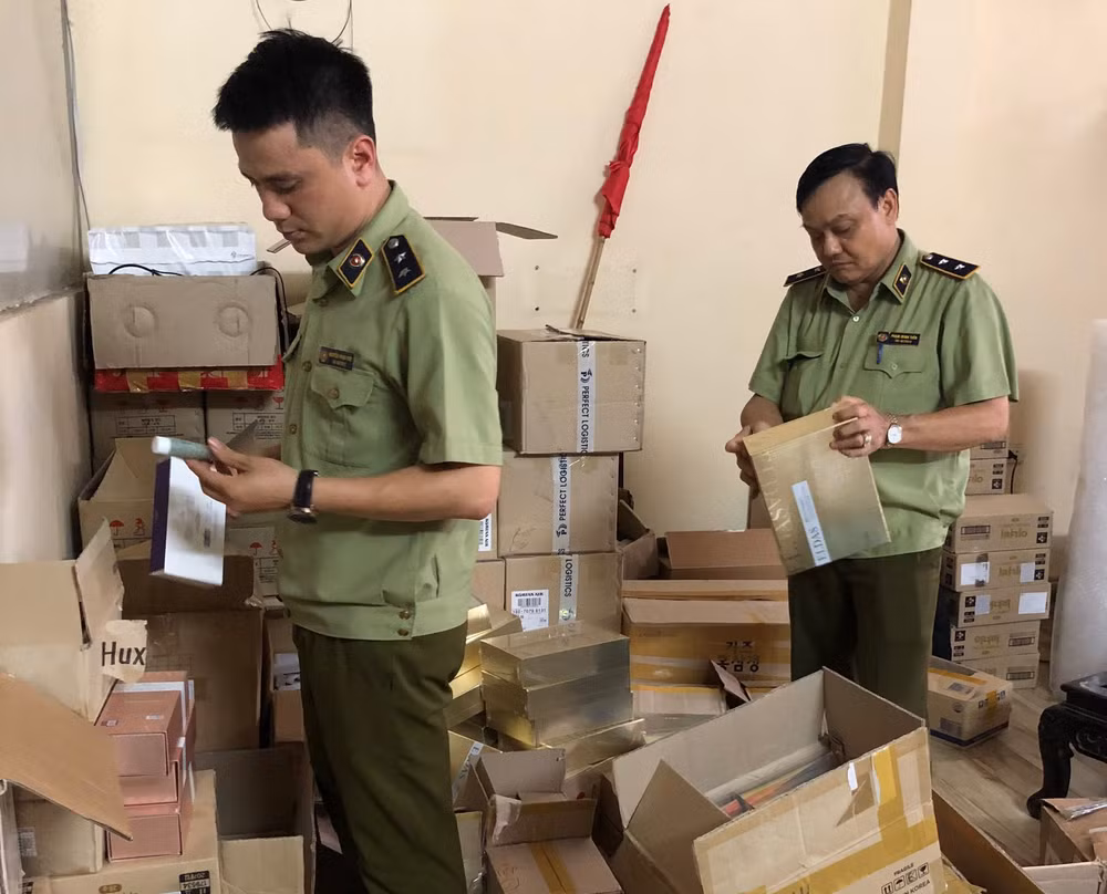 1812 sản phẩm làm đẹp bị thu giữ vì thiếu hóa đơn chứng từ hợp lệ ảnh 1