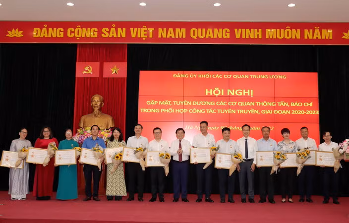 Phát huy vai trò của báo chí trong bảo vệ nền tảng tư tưởng của Đảng ảnh 2