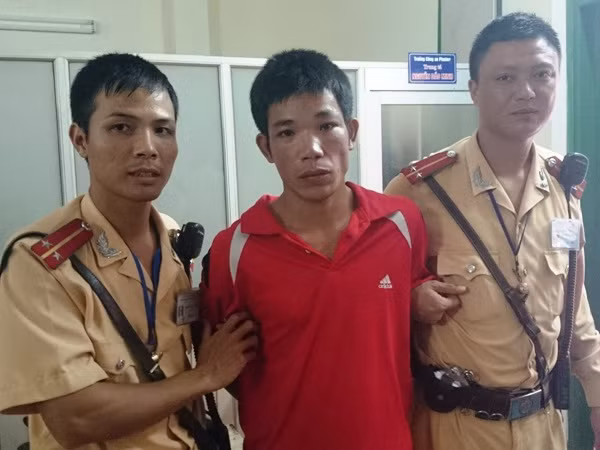 Cảnh sát giao thông Hà Nội bắt nóng kẻ cướp giật trên phố ảnh 1