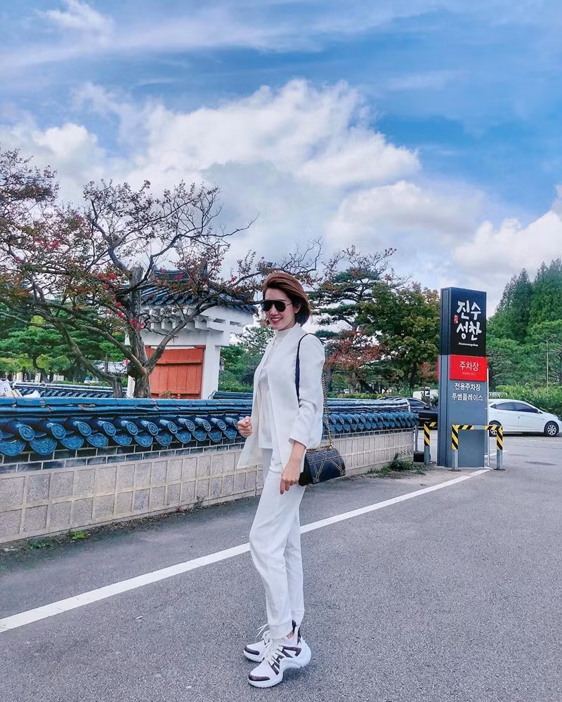 Hoa hậu Mỹ Linh, Jolie Nguyễn khoe street style du lịch “sang chảnh” ảnh 15