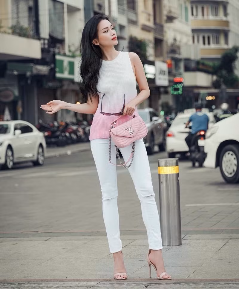 Hoa hậu Mỹ Linh, Jolie Nguyễn khoe street style du lịch “sang chảnh” ảnh 10