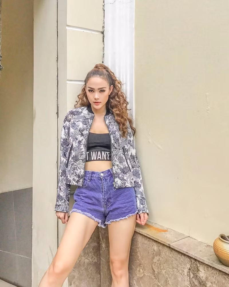 Hoa hậu Mỹ Linh, Jolie Nguyễn khoe street style du lịch “sang chảnh” ảnh 16