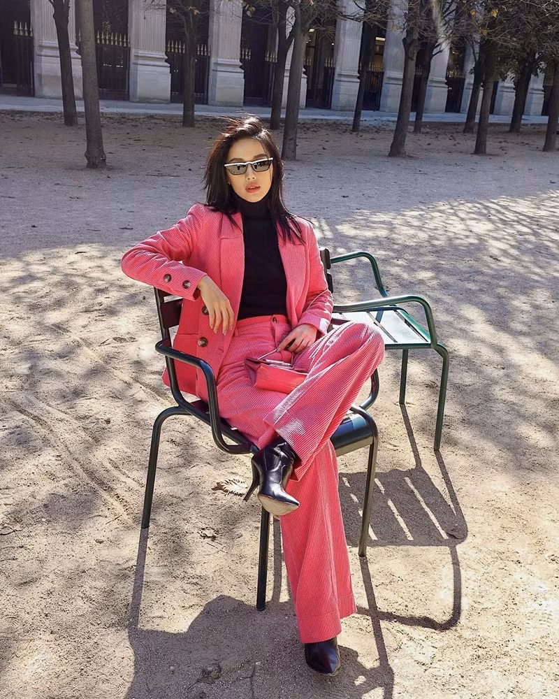 Hoa hậu Mỹ Linh, Jolie Nguyễn khoe street style du lịch “sang chảnh” ảnh 2