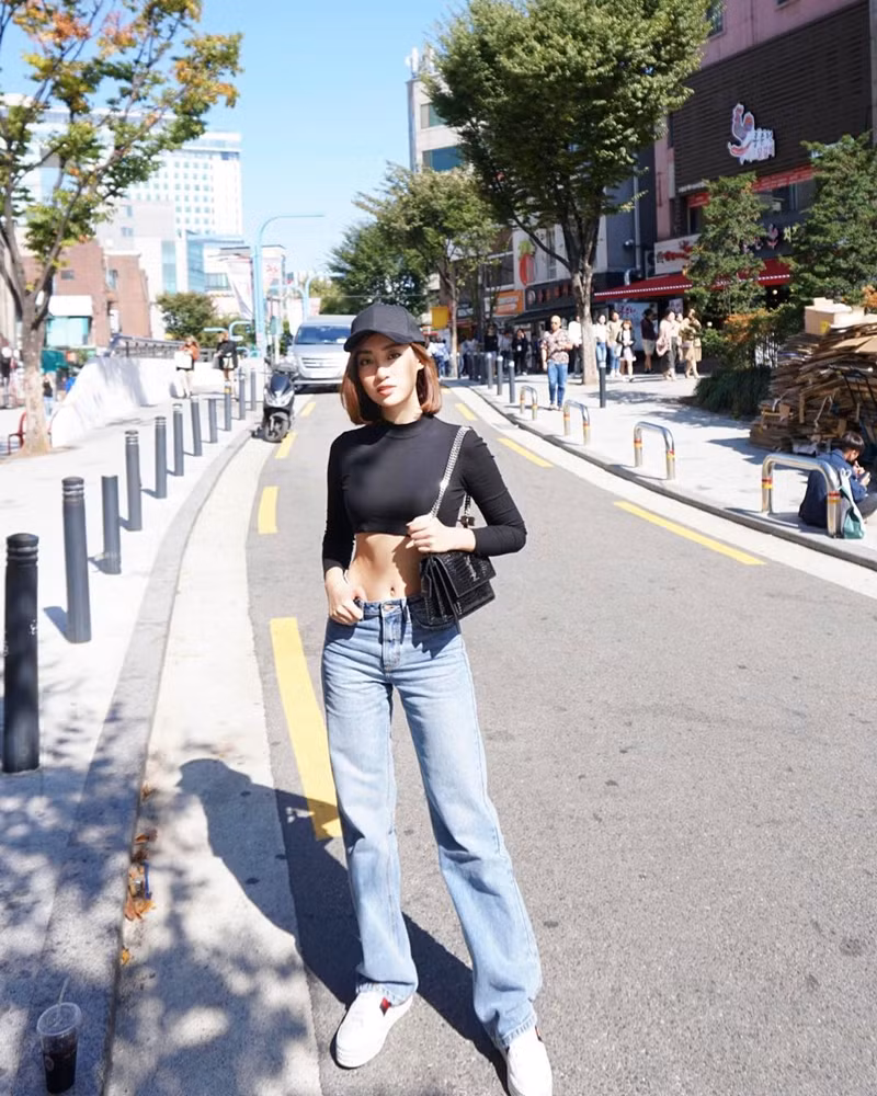 Hoa hậu Mỹ Linh, Jolie Nguyễn khoe street style du lịch “sang chảnh” ảnh 1