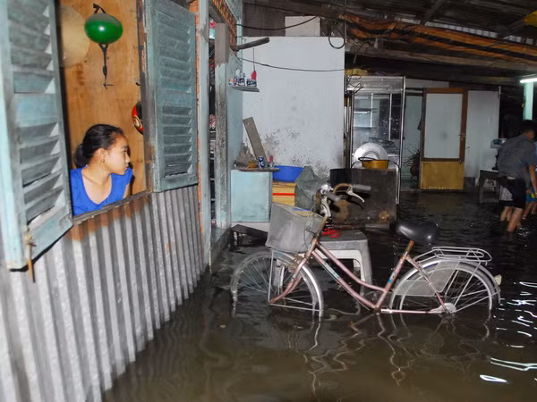 Nhiều khu vực tại TP.HCM ngập nặng do triều cường lên cao ảnh 1