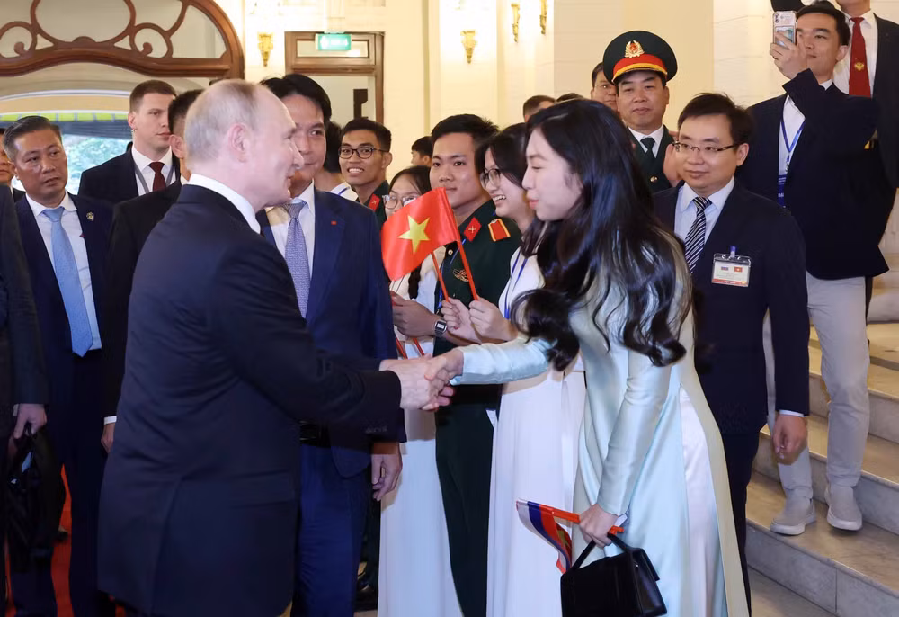 ttxvn_2040620_chu tich nuoc to lam_tong thong putin_gap cuu sinh vien (4).jpg