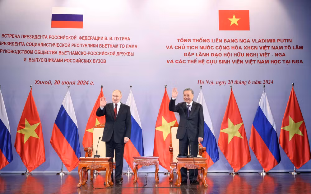 ttxvn_2040620_chu tich nuoc to lam_tong thong putin_gap cuu sinh vien (1).jpg
