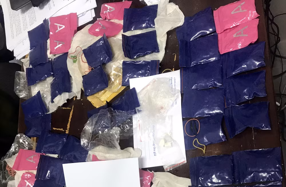 Thanh Hóa: Bắt giữ 2 đối tượng mua bán trái phép 3.800 viên hồng phiến ảnh 1