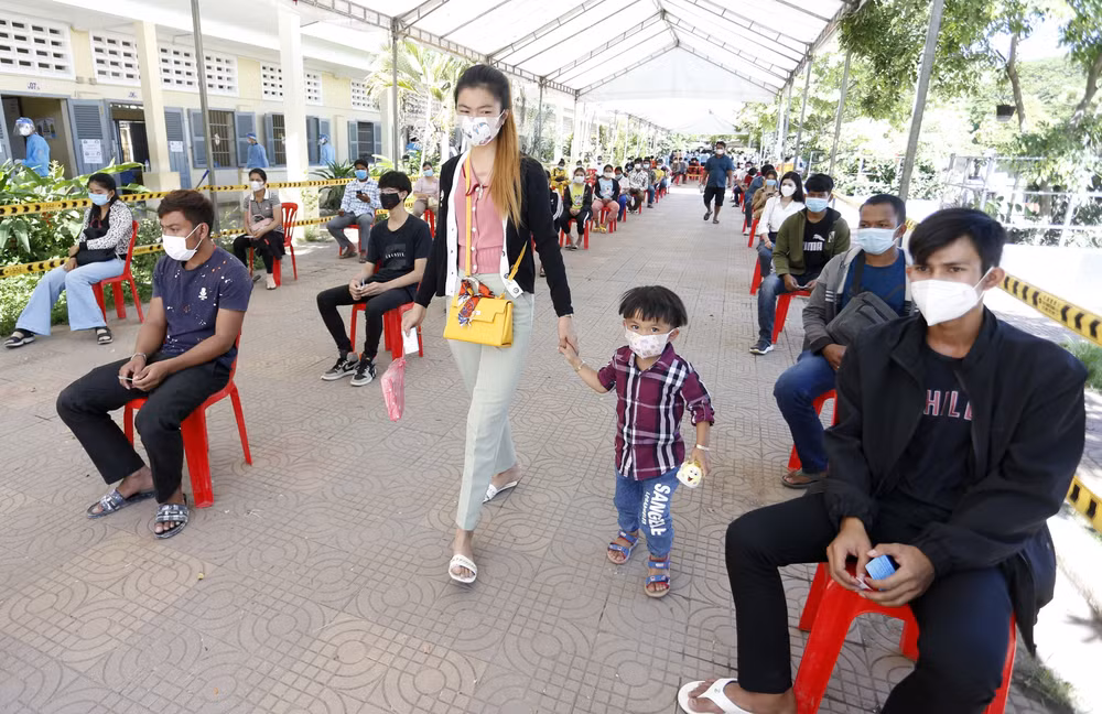 Dịch COVID-19: Châu Á trở thành khu vực bị ảnh hưởng nặng nề nhất ảnh 2