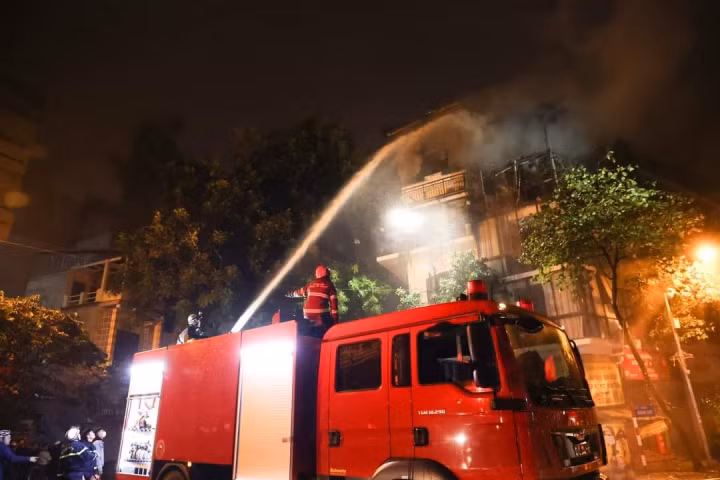 Hà Nội: Kịp thời dập tắt hai vụ cháy lớn tại Hà Đông, Hoàn Kiếm ảnh 2