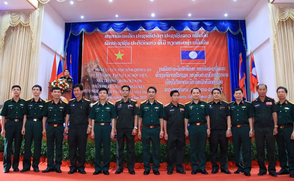Gặp mặt cựu lưu học sinh quân sự Lào từng học tập tại Việt Nam ảnh 2