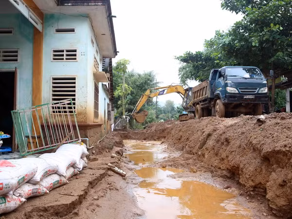Tàu Cảnh sát biển đưa 8 thuyền viên gặp nạn về đảo Phú Quý ảnh 1