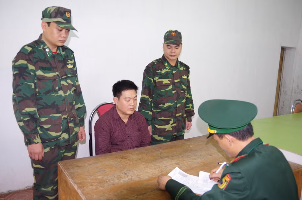 Quảng Ninh: Bắt giữ khẩn cấp đối tượng trốn nã tại cửa khẩu Móng Cái ảnh 1