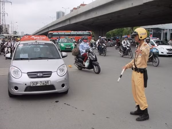 Hà Nội phạt tù lái xe taxi “hất” cảnh sát lên nắp capo ảnh 1
