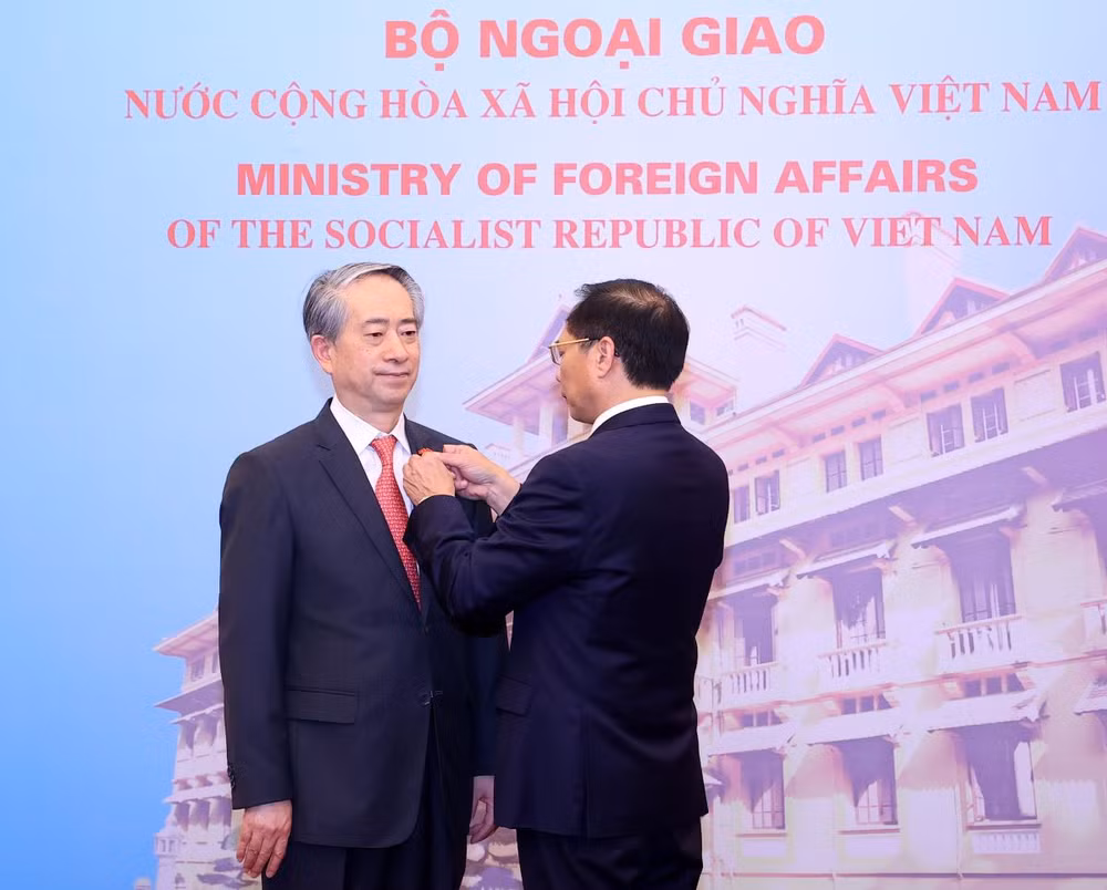 ttxvn_trao_huan_chuong_huu_nghi_cho_dai_su_trung_quoc_hung_ba_2.jpg