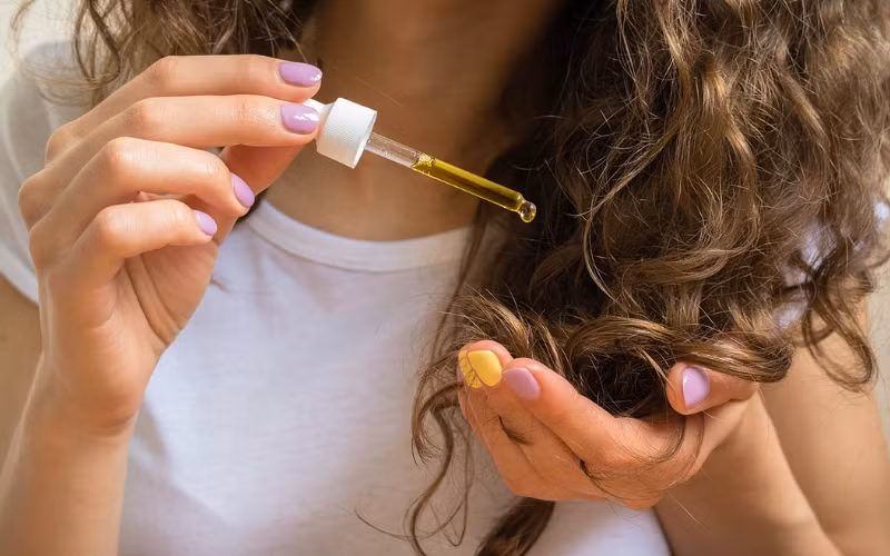 “Deep oiling” - Chân ái cho mái tóc thưa thớt và hư tổn nặng nề ảnh 1
