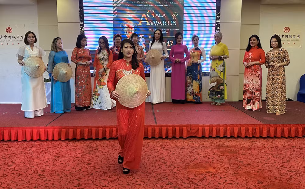 ttxvn_ngay_hoi_ton_vinh_cac_nu_doanh_nhan_viet_nam_tai_phap_3.jpg