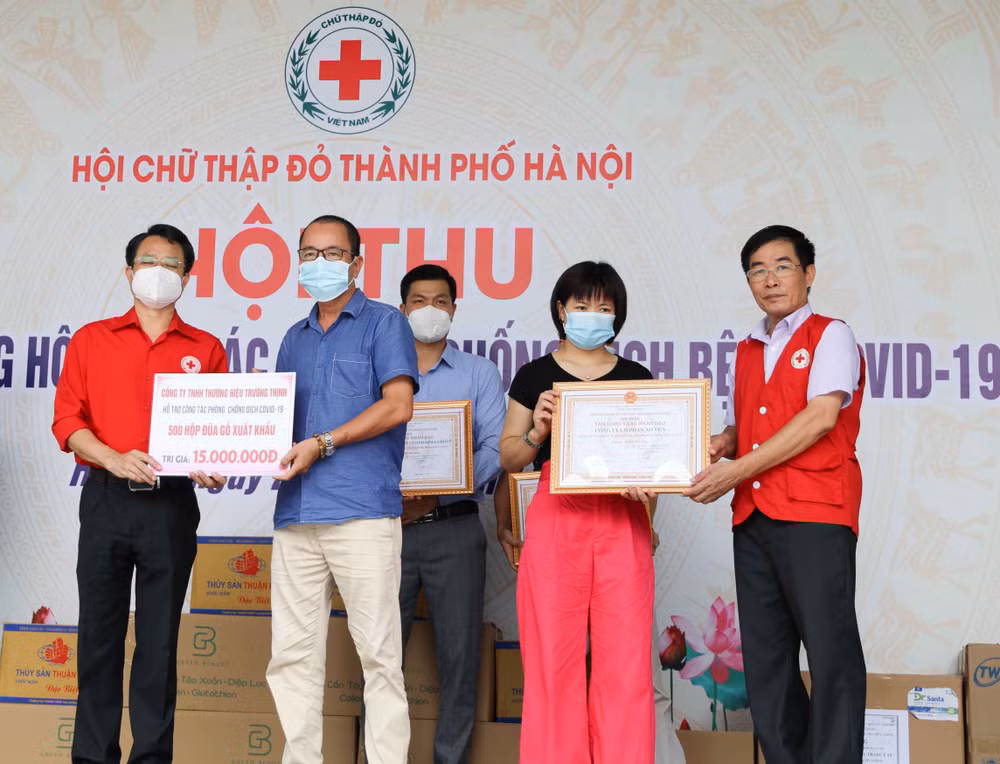 Hội Chữ thập đỏ Hà Nội chung tay hỗ trợ người dân và lực lượng y tế ảnh 1