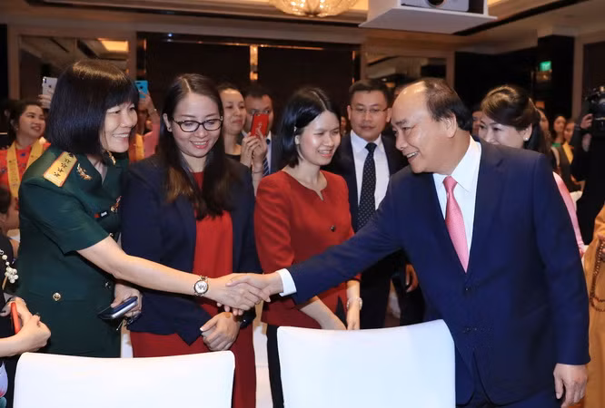 Thủ tướng Nguyễn Xuân Phúc trao đổi với các nhà khoa học và trí thức ảnh 3