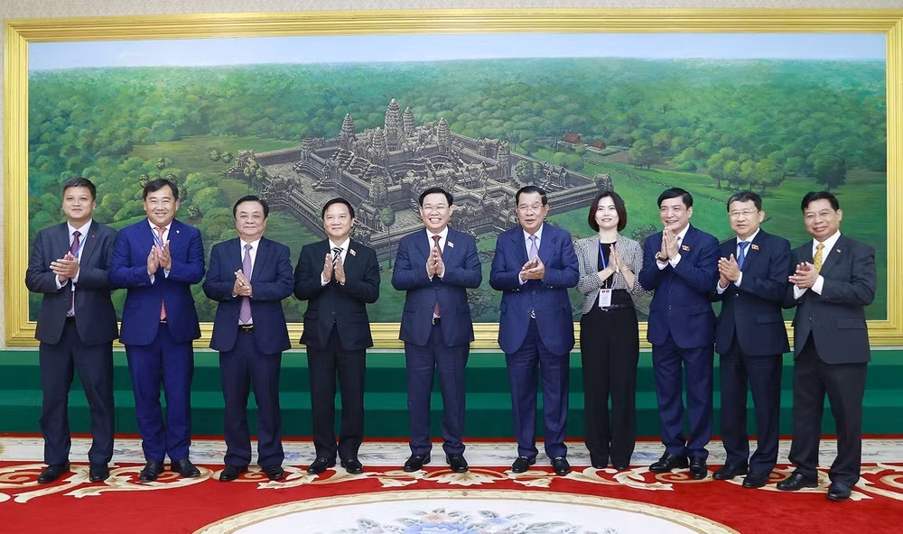 Chủ tịch Quốc hội Vương Đình Huệ hội kiến Thủ tướng Campuchia Hun Sen ảnh 2