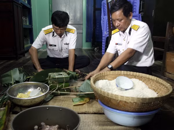 Tặng quà Tết tại nhà giàn DK1 thềm lục địa phía Nam Tổ quốc ảnh 1