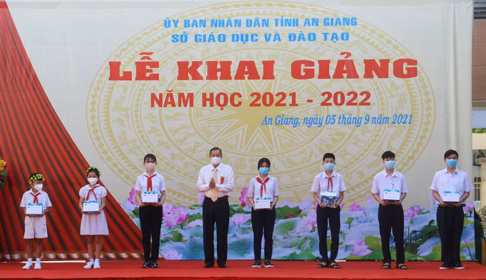 Dành sự quan tâm cao nhất cho các em học sinh nhân dịp năm học mới ảnh 2