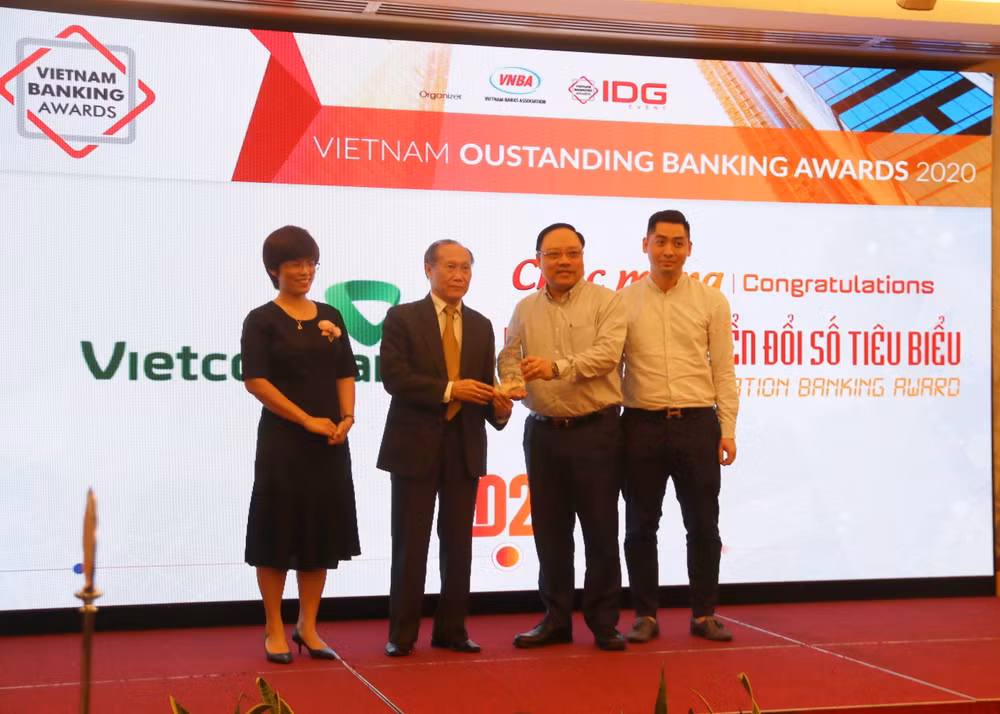 Chuyển đổi số: Vinh danh 5 ngân hàng tiêu biểu trong năm 2020 ảnh 1