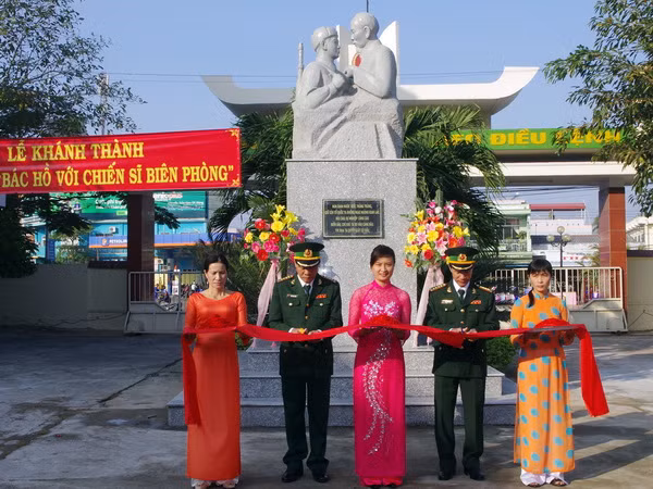 Khánh thành Tượng đài "Bác Hồ với chiến sỹ biên phòng" ảnh 1