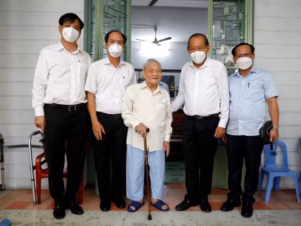 PTT Trương Hòa Bình thăm, tặng quà gia đình chính sách, người có công ảnh 1