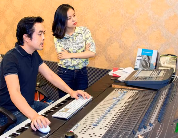 Nhạc sỹ Dương Khắc Linh “kèm cặp” Hoàng Quyên hát nhạc Cách mạng ảnh 1