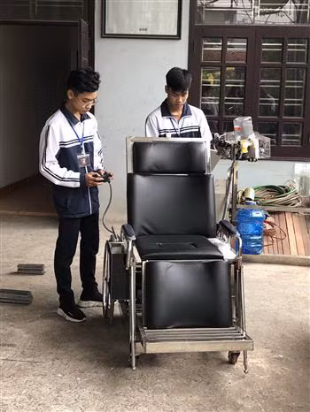 Học sinh Ninh Bình sáng chế giường hỗ trợ người mất khả năng vận động ảnh 2