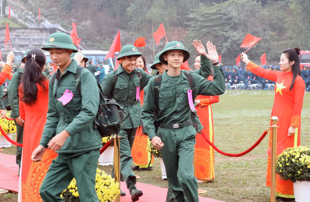 ttxvn_thanh_nien_hai_phong_hang_hai_len_duong_nhap_ngu_2502.jpg