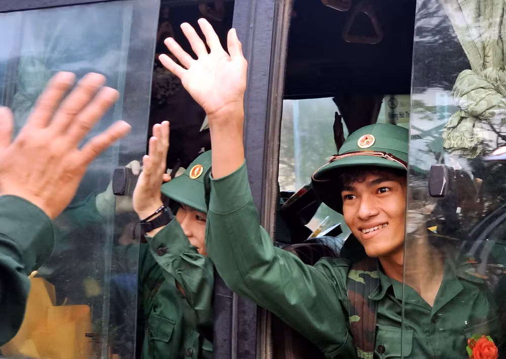 ttxvn_thanh_nien_hang_hai_len_duong_nhap_ngu_2502.jpg