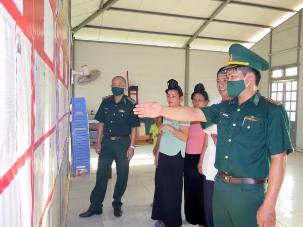 Bộ đội Biên phòng Sơn La đẩy mạnh tuyên truyền bầu cử ở vùng biên ảnh 1
