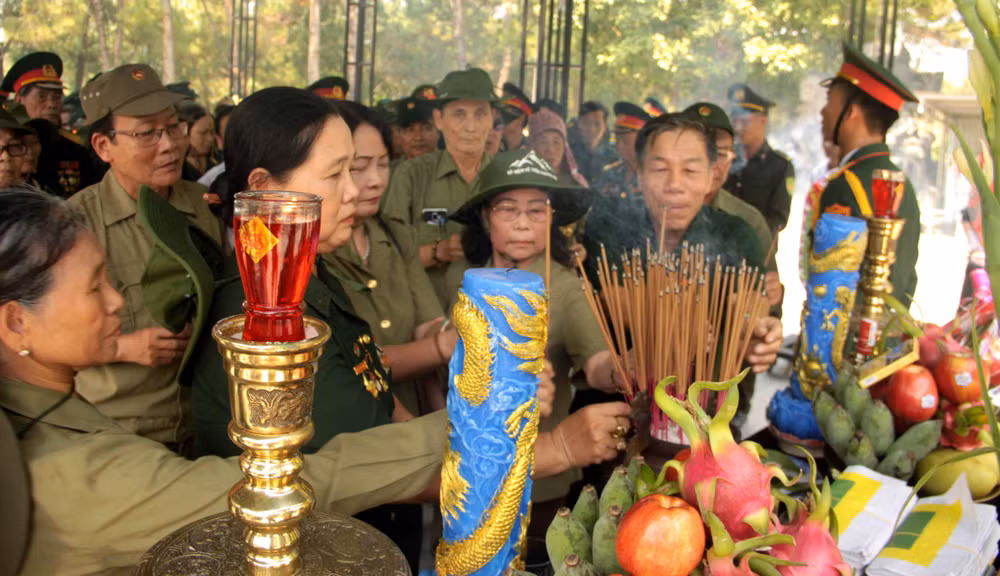 Lễ viếng đặc biệt Trung tướng Đồng Sỹ Nguyên ở Nghĩa trang Trường Sơn ảnh 1