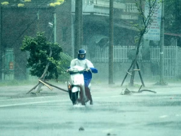 Hà Nội sắp có mưa dông, đề phòng tố lốc và gió giật mạnh ảnh 1