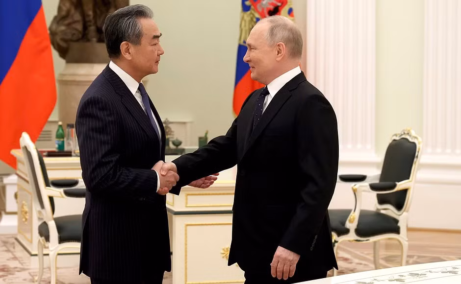 Tổng thống Nga Putin tiếp Ngoại trưởng Trung Quốc Vương Nghị ảnh 1